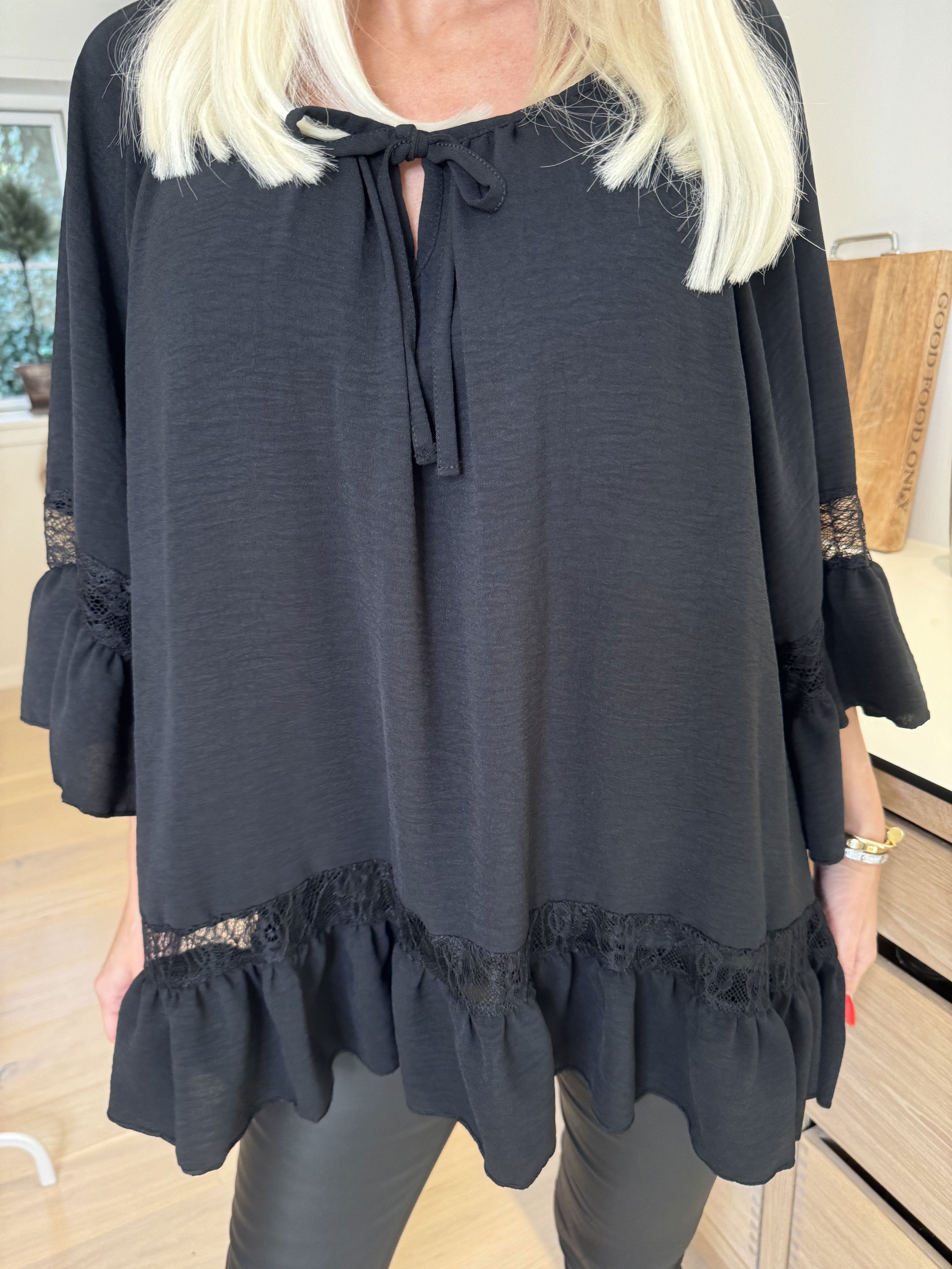 Achilla - Tunika med blondekanter og flæser